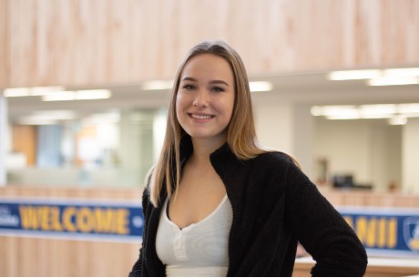 Katharine Champaigne est souriante sur le campus