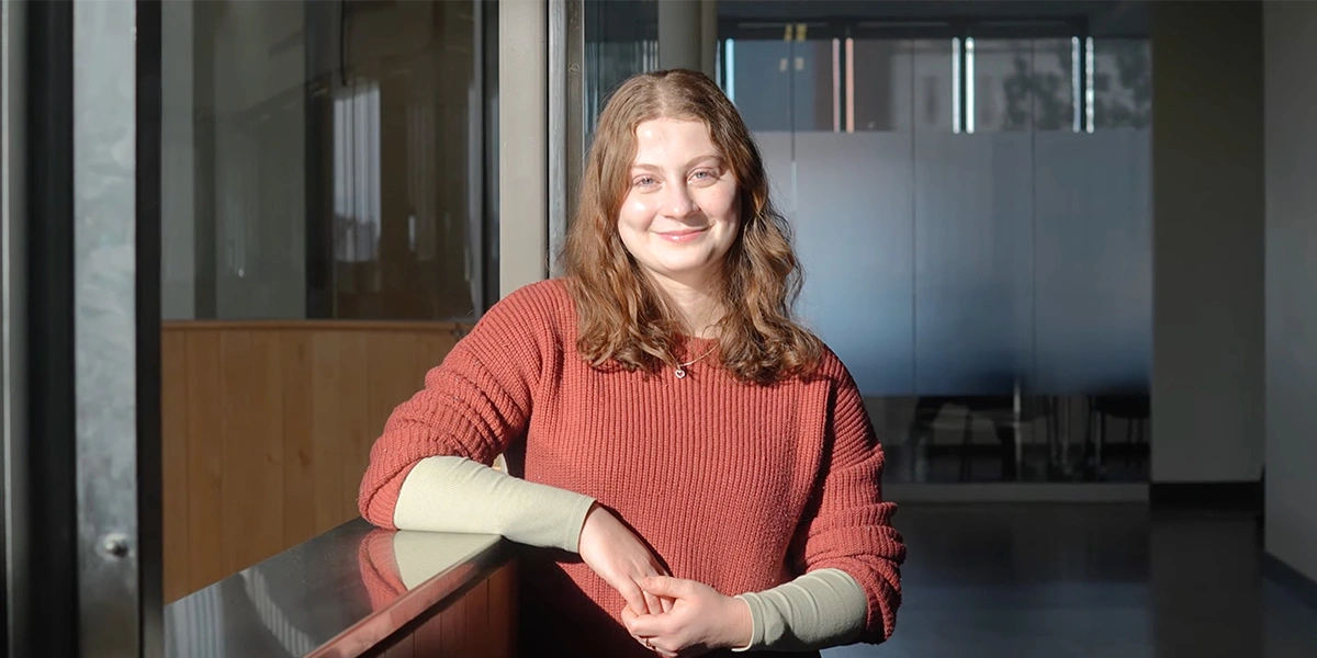Anna Shaver dans l'atrium R.D.-Parker à l'Université Laurentienne.