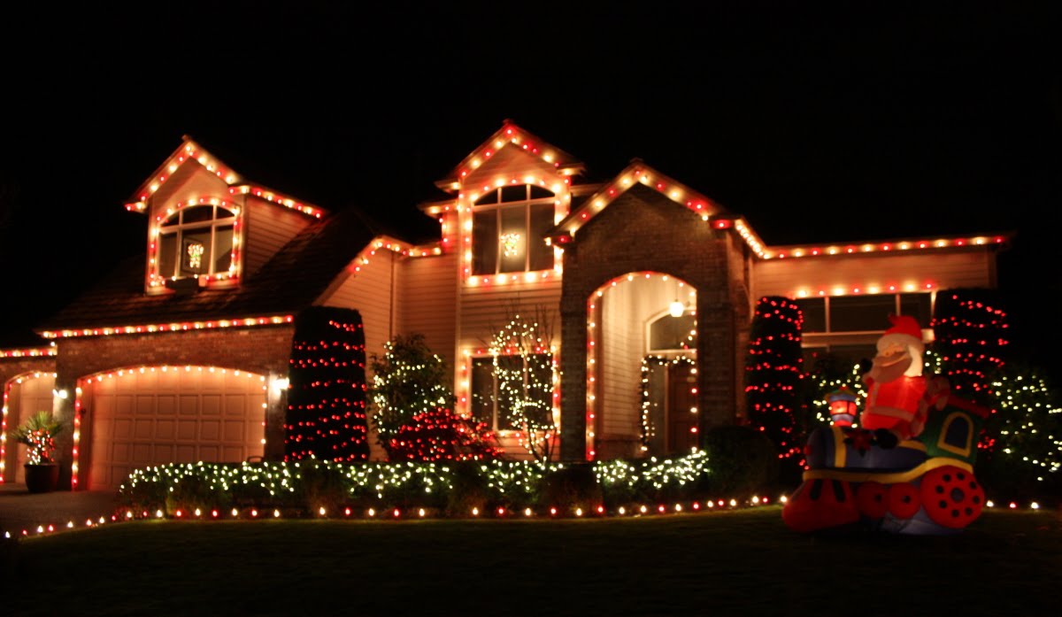 A house decorated with Christmas lights