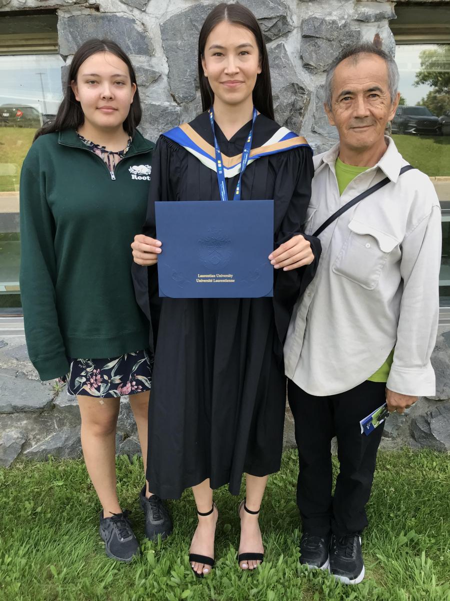 Dehmin-with-her-dad-and-her-sister-at-graduation