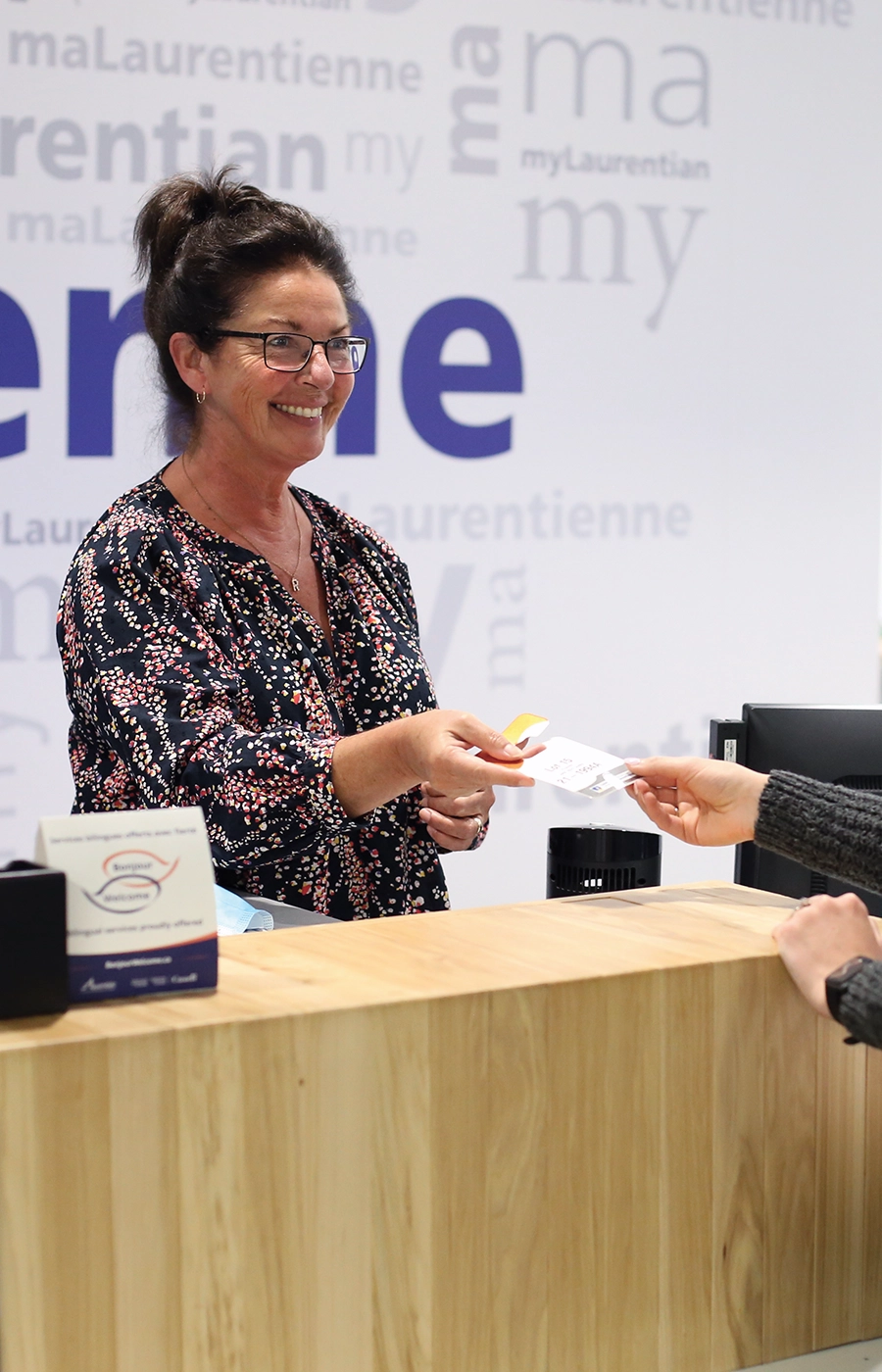 A Laurentian University staff member at the Hub helping a new Laurentian University student.