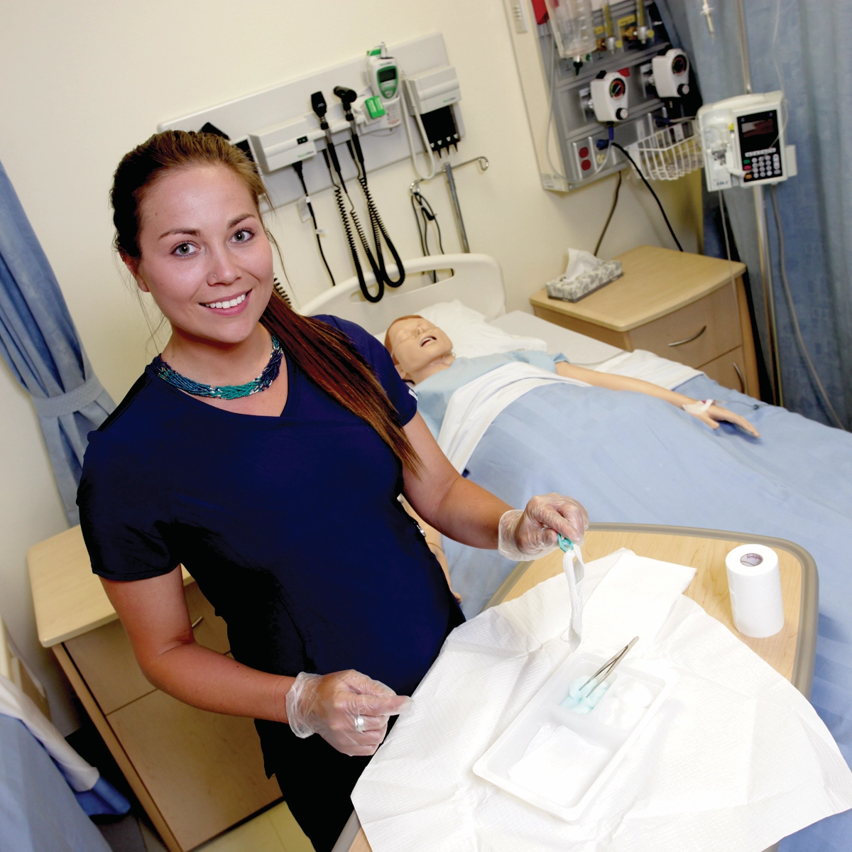 Une étudiante en soins infirmiers de l'Université Laurentienne travaillant dans un laboratoire de simulation.