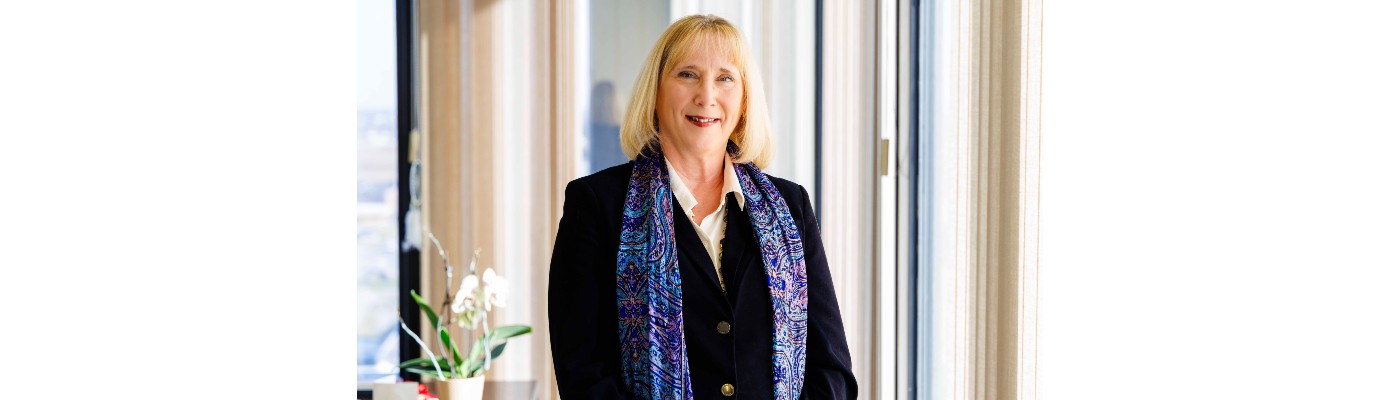 Head and shoulders pic of Dr. Lynn Wells
