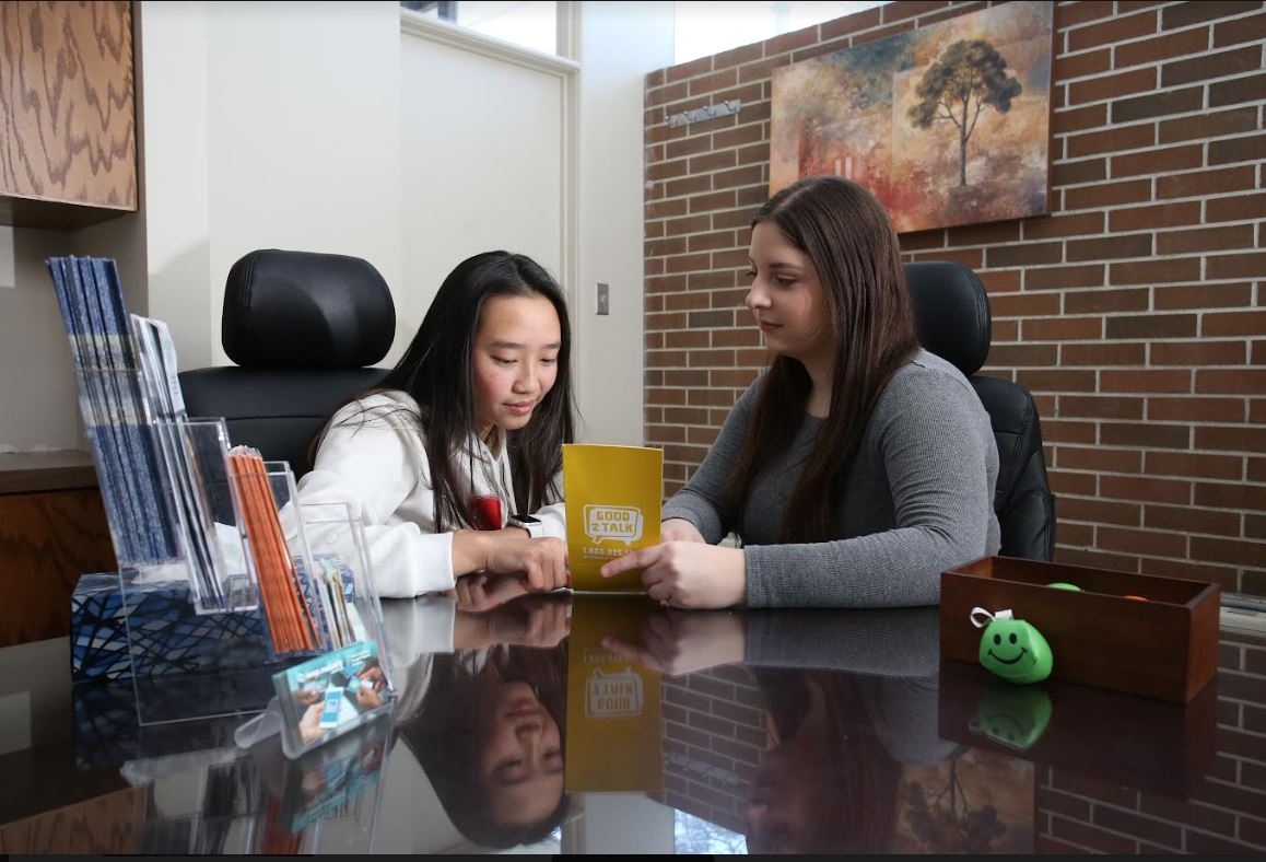 Peer Wellness Specialist helping student with resources