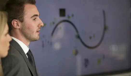 Recevez une formation en affaires qui va au-delà des salles de classe.