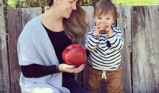 Meaghan McKinney and Angèle Lafontaine holding apples